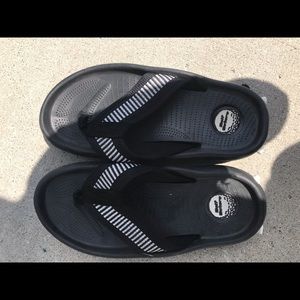 Black golf sandals